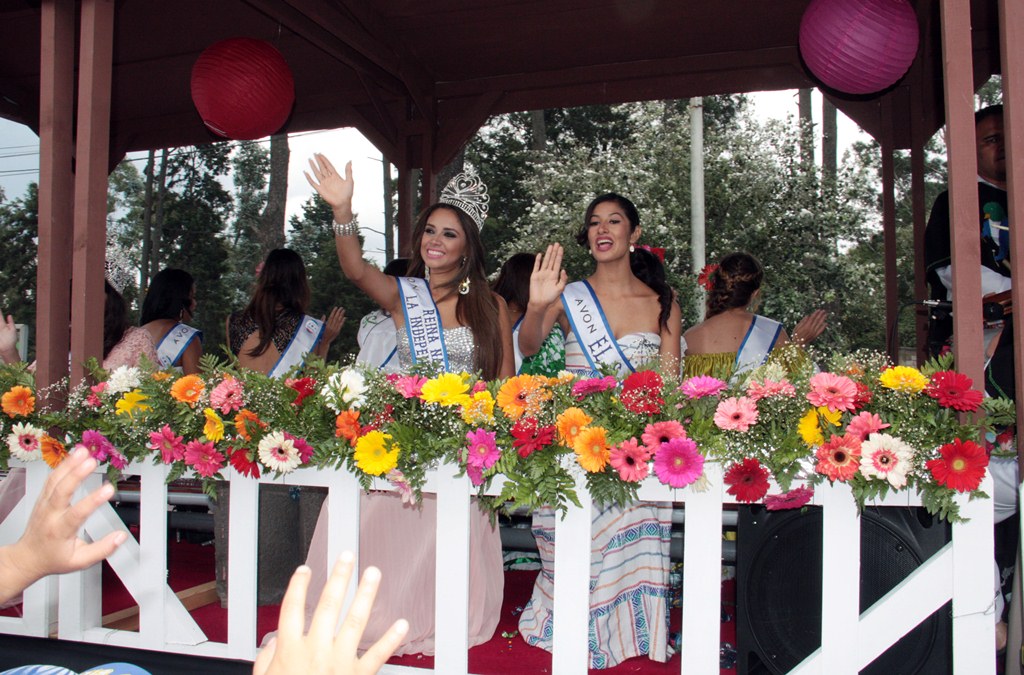 Dos de las reinas de belleza que participaron en la actividad, en Quetzaltenango. (Foto Prensa Libre: Carlos Ventura)