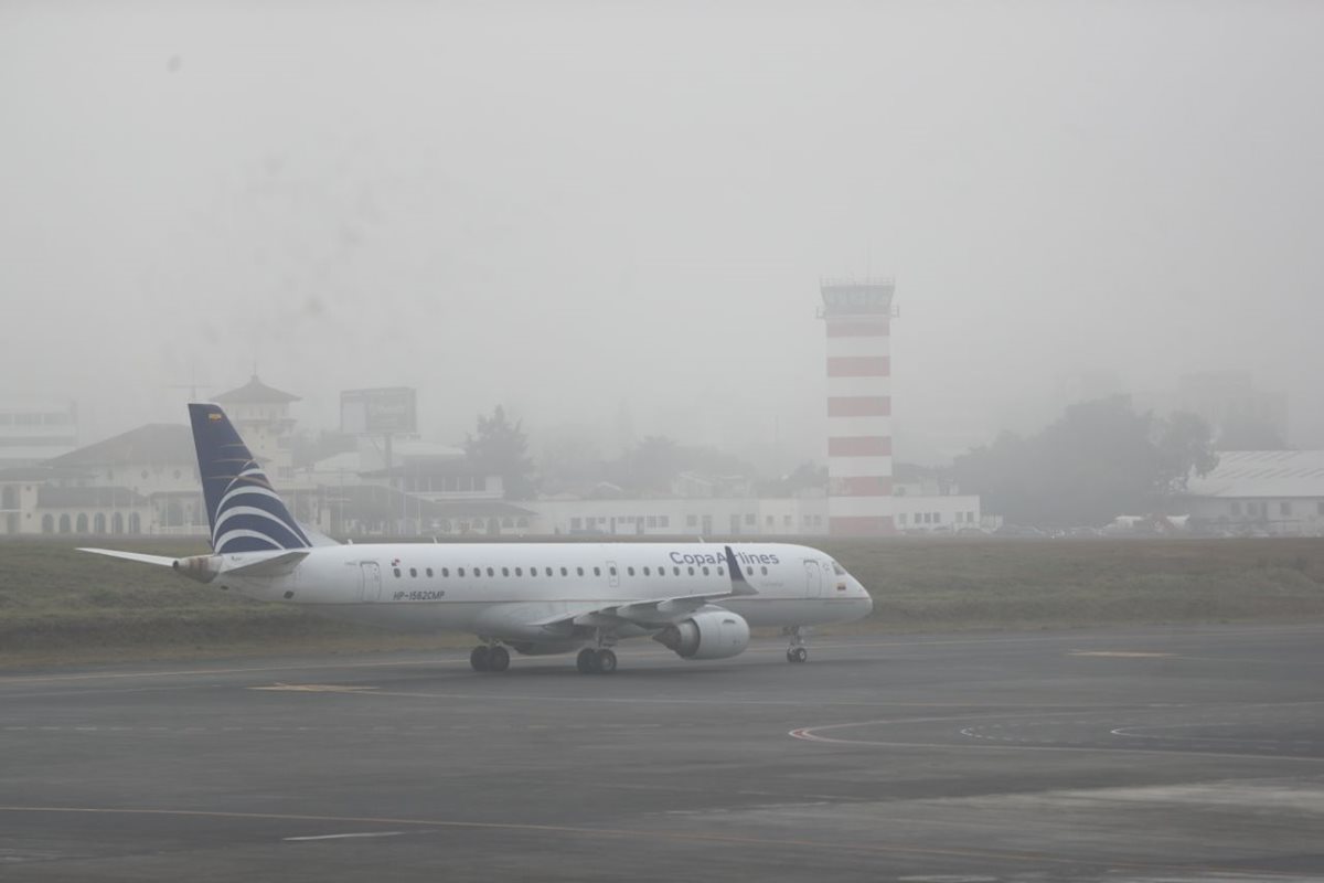 La pista del Aeropuerto Internacional La Aurora fue cerrada por la poca visibilidad.