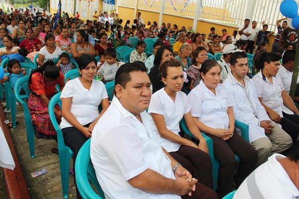 Decenas de vecinos de Zunilito acudieron a la apertura oficial de la CAP local. (FOTO PRENSA LIBRE: Danilo López)<br _mce_bogus="1"/>