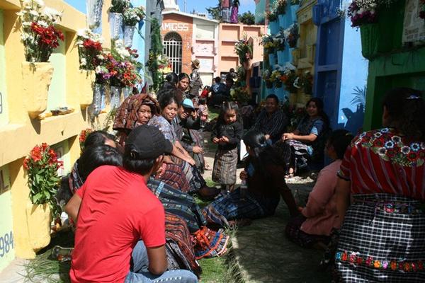 El cementerio de Sololá fue abarrotado este miércoles por gran cantidad de pobladores, que acudieron a adornar a sus muertos. (Foto Prensa Libre: Edgar René Saenz)<br _mce_bogus="1"/>