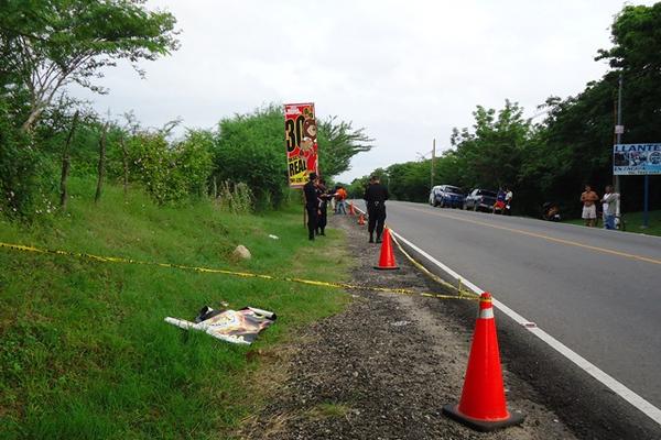 El cadáver de la mujer atropellada en Zacapa, quedó a la orilla de la cinta asfáltica. (Foto Prensa Libre: Edwin Paxtor) <br _mce_bogus="1"/>