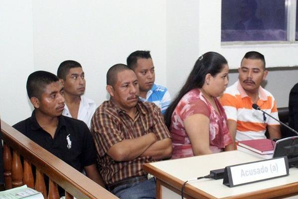 Los seis  procesados, en  el desarrollo del juicio en su contra por  masacre ocurrida en aldea Aguamecate, San Pedro Pinula, Jalapa. (Foto Prensa Libre: Hugo Oliva)