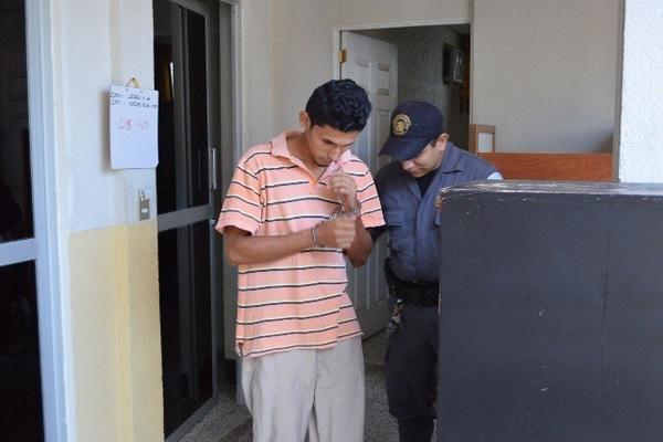 Francisco Javier Matta Sagastume, piloto de un tráiler involucrado en un percance, permanece en el juzgado de Zacapa. (Foto Prensa Libre: Víctor Gómez)