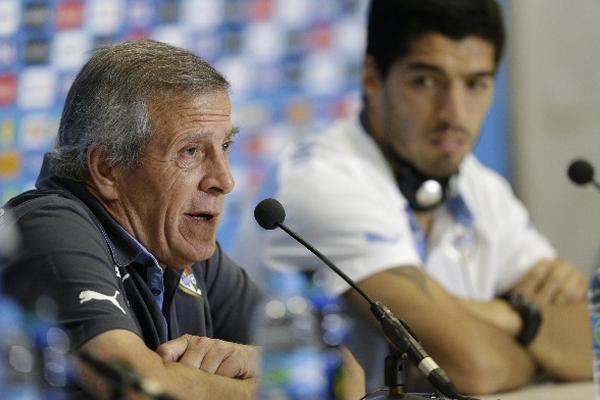 Óscar Tabárez anunció este viernes que renunciará a su cargo en la comisión estratégica de la FIFA debido a la expulsión del delantero Luis  Suárez del Mundial Brasil 2014. (Foto Prensa Libre: EFE)