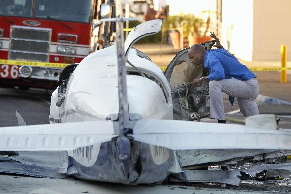 Las autoridades investigan las causas del accidente aéreo  en San Diego, California. (Foto Prensa Libre AFP).