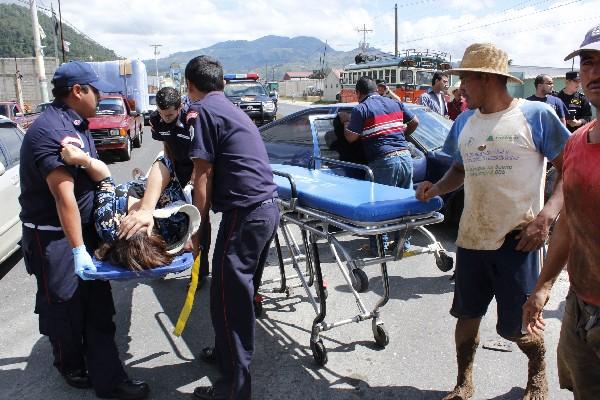 mujer  es    trasladada por bomberos.