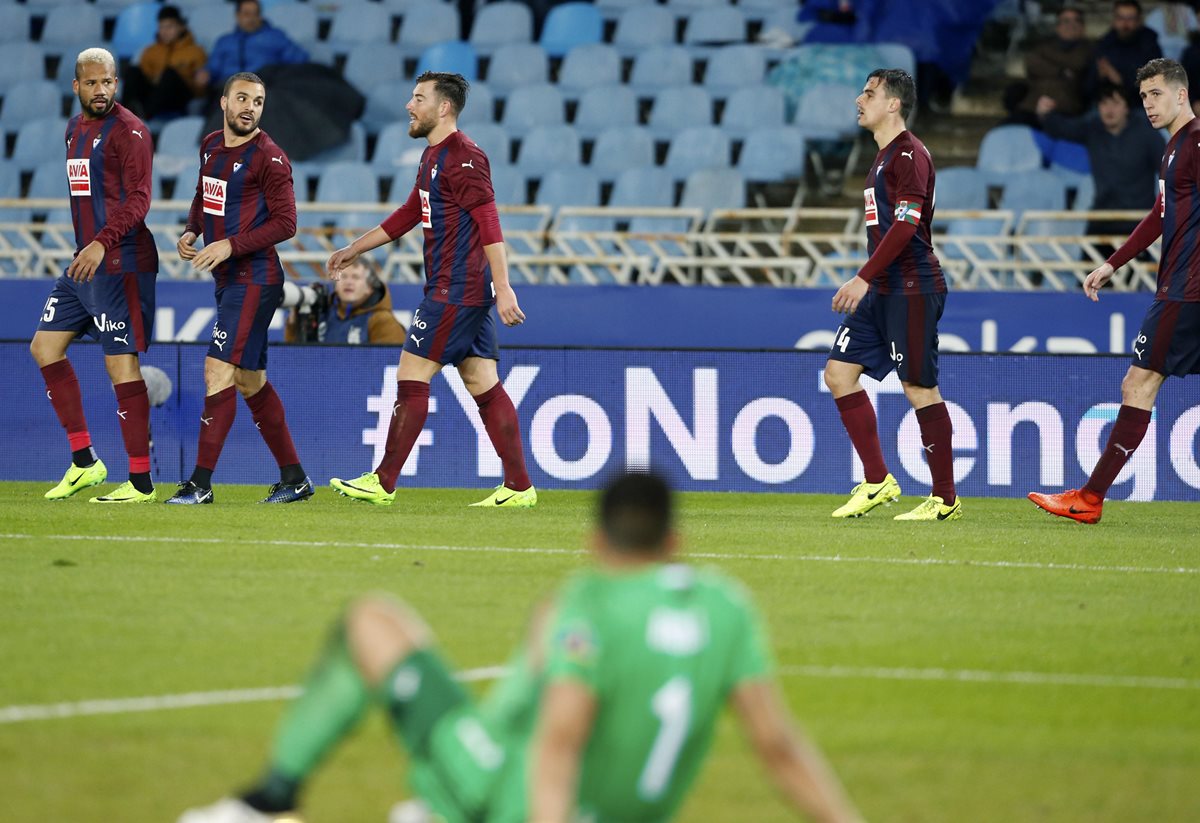 Pedro León celebra con sus compañeros su gol ante la Real Sociedad mientras el portero Gerónimo Rulli se lamenta. (Foto Prensa Libre: EFE)