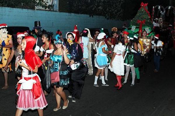 El desfile alegró a los pobladores en su recorrido por las principales calles de Retalhuleu. (Foto Prensa Libre: Rolando Miranda)<br _mce_bogus="1"/>