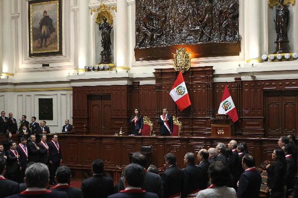 El presidente Humala se dirige a los diputados al Congreso de Perú y  les informa sobre las nuevas medidas adoptadas para impulsar la economía  del país. (Fotografía Prensa Libre: EFE)