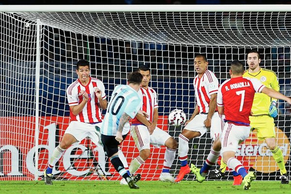 Paraguay se defendió con todo ante Argentina fue un bloque en la zona defensiva, mientras que Argentina logró romper el cerco defensivo por medio de Lio Messi. (Foto Prensa Libre AP)