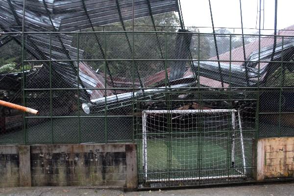 Daños en cancha  sintética de Cobán.