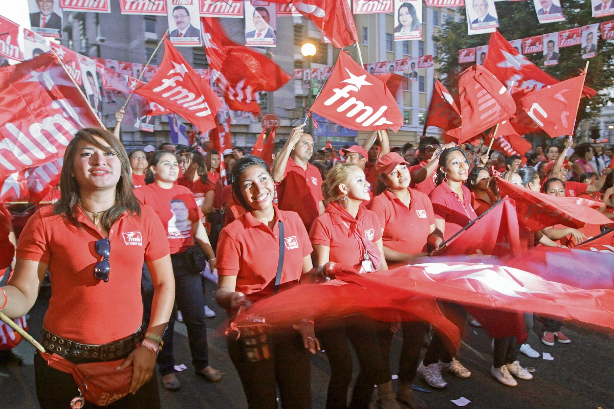 SIMPATIZANTES DEL partido de izquierda Frente FMLN, participan en cierre de campaña.