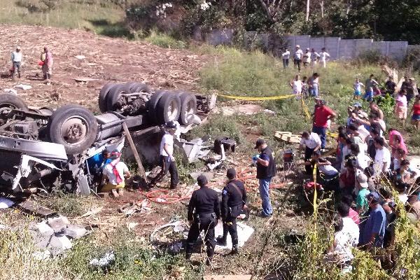 Autoridades y curiosos observan cómo quedó vehículo.