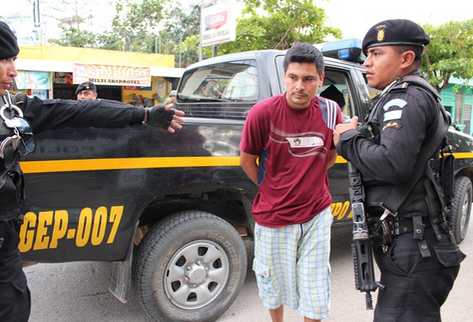 El detenido Gustavo Adolfo Colindres es ingresado a la estación policial. (Foto Prensa Libre)