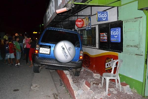 vehículo se subió a la banqueta, en La Fragua.