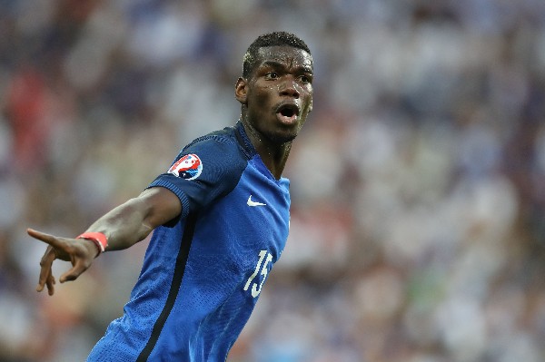 Pogba firma con el Mánchester United y se convierte en el fichaje más caro de la historia. (Foto Prensa Libre: EFE)