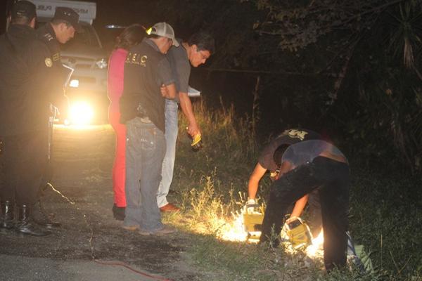 MP busca evidencias en el lugar donde fue arrojado el cadáver. (Foto Prensa Libre: Oswaldo Cardona)<br _mce_bogus="1"/>