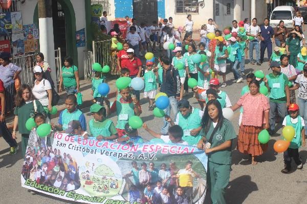 Desfile que marcó el comienzo de las olimpiadas especiales en Cobán, Alta Verapaz.