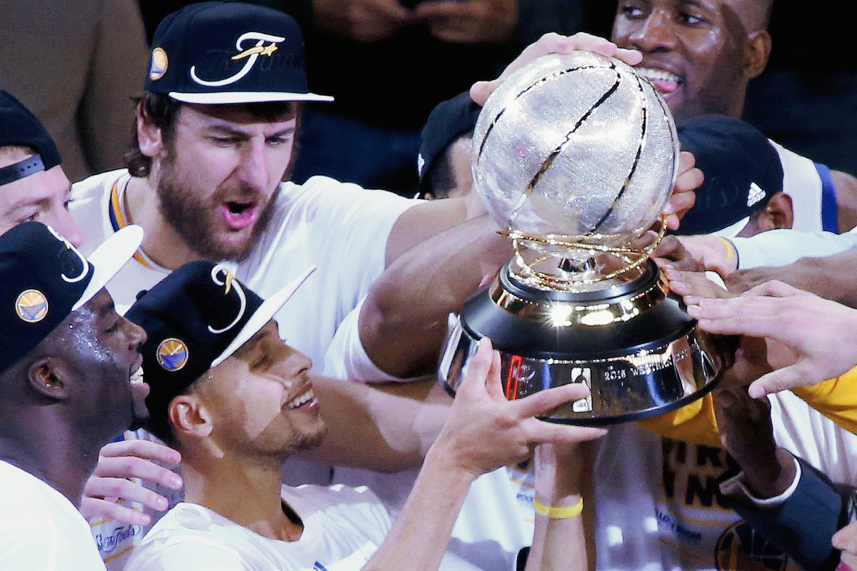 Stephen Curry (c) de Warriors celebra con el trofeo de campeones tras vencer a Rockets hoy. (Foto Prensa Libre: EFE)