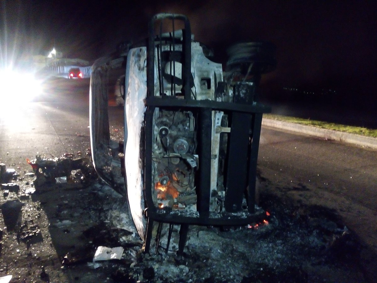 Autopatrulla de la PNC es destruída por una turba en Chichicastenango, Quiché. (Foto Prensa Libre: Ángel Julajuj)