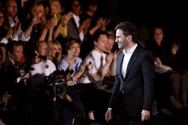 Marc Jacobs, diseñador de moda estadounidense presentó su última colección con la fima Vuitton, en un desfile celebrado en Cour Carrée del museo Louvre, de París. (Foto Prensa Libre: AFP)