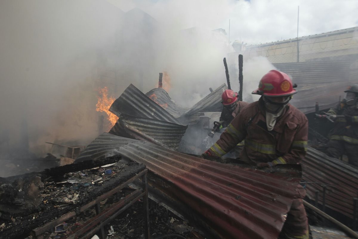 Bomberos combaten las llamas. (Foto Prensa Libre: Erick Avila)