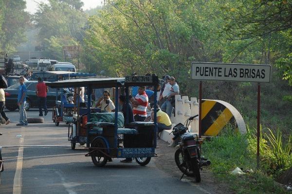 Pilotos de microbuses que se oponen a la circulación de más unidades impiden el paso de vehículos entre Pajapita y Nuevo Progreso. (Foto Prensa Libre: Alexander Coyoy) <br _mce_bogus="1"/>