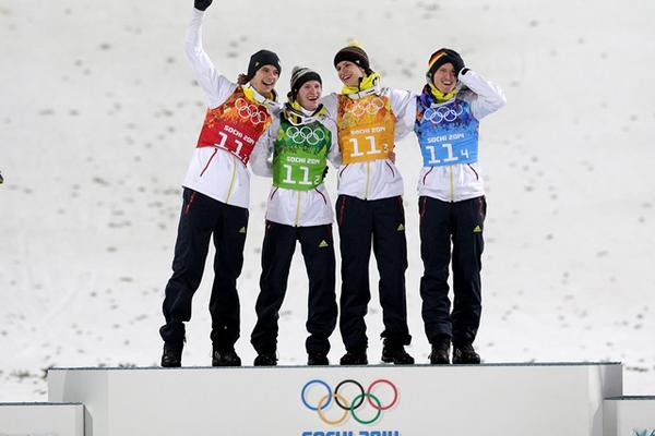 Alemania ganó el concurso de saltos de esquí por equipos de los Juegos Olímpicos de Sochi-2014. (Foto Prensa Libre: AP)