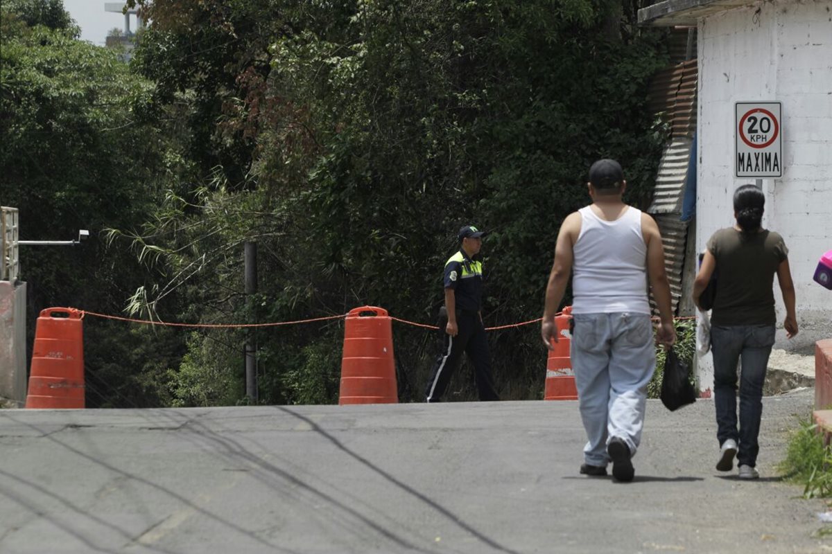 La ruta alterna a Santa Catarina Pinula se clausura por recomendación de Conred. (Foto Prensa Libre: Edwin Bercián)