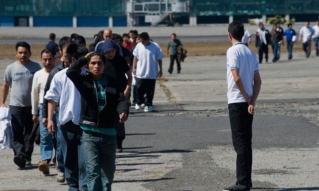 Continúan las deportaciones desde EE.UU. (Foto Prensa Libre: EFE)