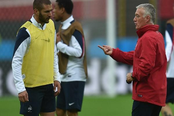 Deschamps da instrucciones a Karim Benzema en el entreno previo a debutar en el mundial ante Honduras. (Foto Prensa Libre: AFP)