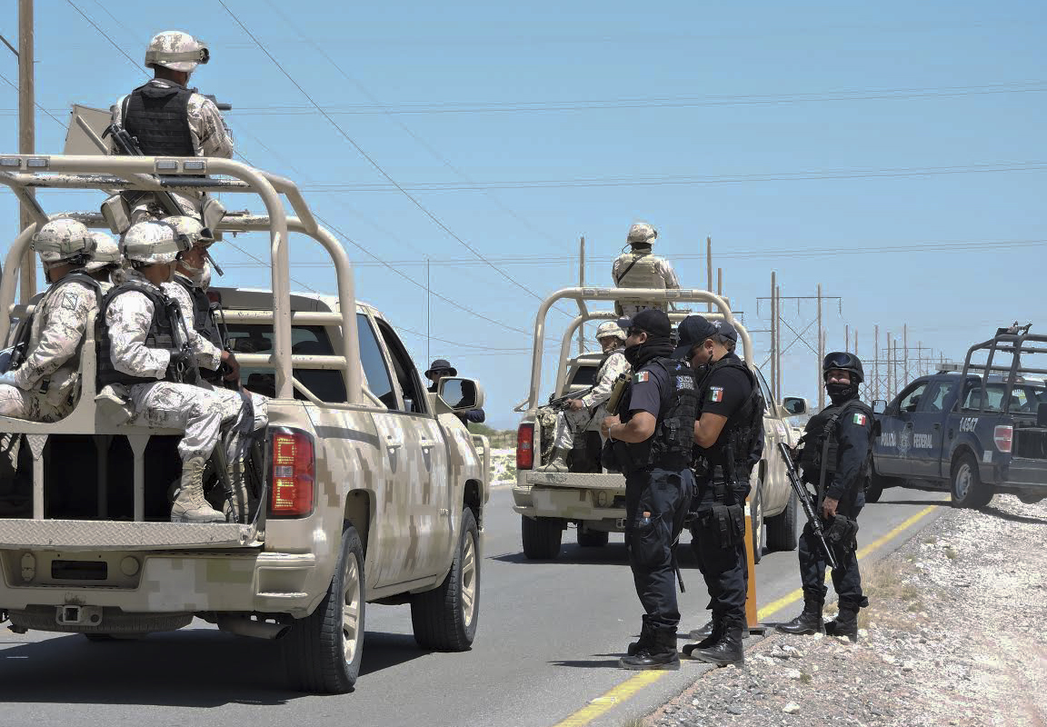 Policías vigilan los alrededores de la prisión en Ciudad Juárez donde permanece el "Chapo" Guzmán. (Foto Prensa Libre: AFP).