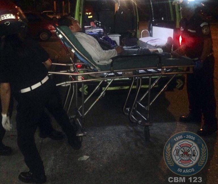 Bomberos Municipales ingresan al Hospital Roosevelt a un hombre herido de bala en la zona 7. (Foto Prensa Libre: CBM)