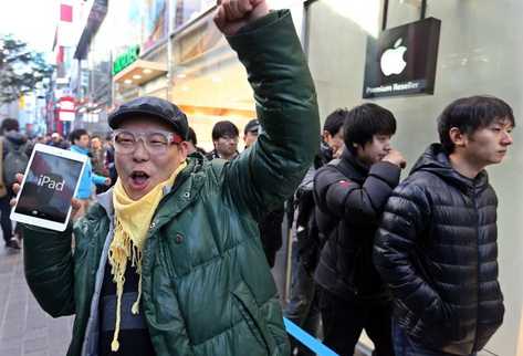 Aficionados de la tecnología en tiendas de Apple. (Foto Prensa Libre: EFE)