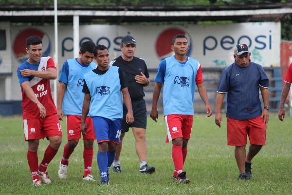 Mictlán trabaja en el estadio La Asunción. (Foto Prensa Libre: Óscar González)