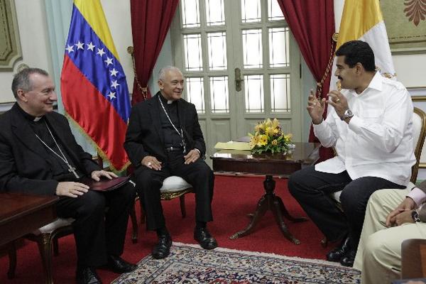 Nicolás Maduro —Der.—, presidente venezolano, se reúne con autoridades de la Iglesia Católica. (Foto Prensa Libre: AP)