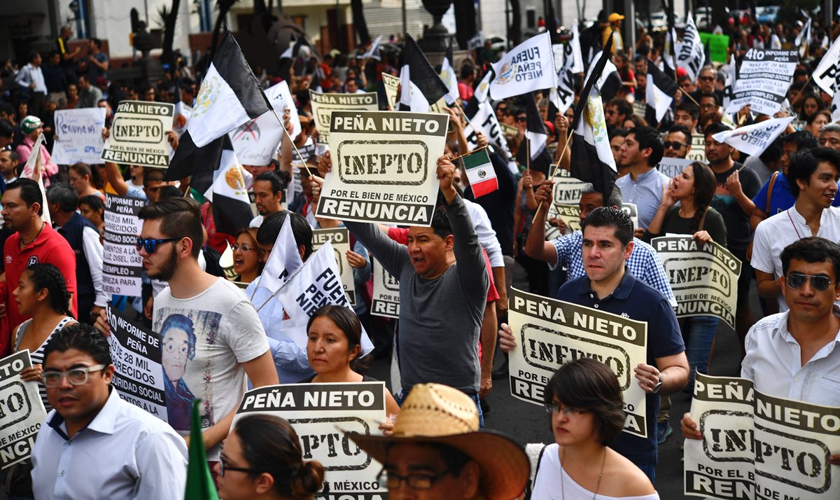 Cientos de manifestantes expresan su rechazo a las políticas de Peña Nieto. (Foto Prensa Libre: AFP).
