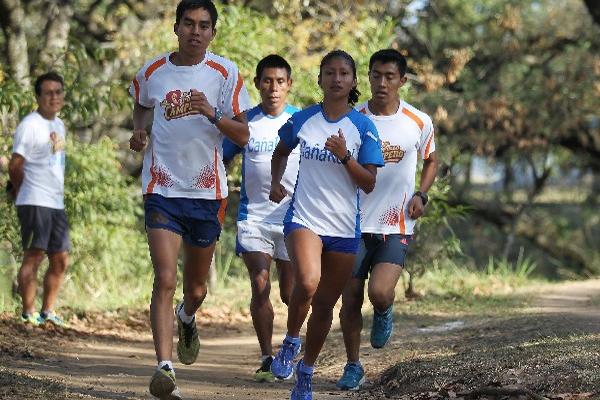 Alfredo Asturias comanda el grupo de atletas durante la práctica matutina de ayer, en el parque Érick Barrondo. (Foto Prensa Libre: Jorge Ovalle)