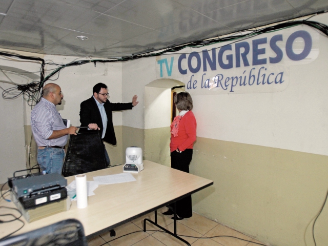 El asesor Carlos Menocal, al centro, conversa con Emy Aqueche en el área del sistema audiovisual del Congreso.