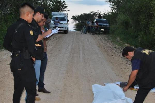 Agentes del MP y PNC buscan evidencias en la escena del crimen. (Foto Prensa Libre: Rigoberto Escobar)<br _mce_bogus="1"/>