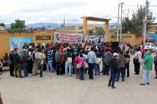 Líderes salubristas impidieron el acceso de pacientes a la sede del Área de Salud. (Foto Prensa Libre: Óscar Figueroa)<br _mce_bogus="1"/>