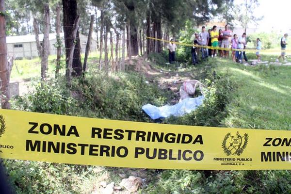 Autoridades resguardan el lugar donde fue encontrado el cadáver de Justo Gudiel Ortega, en Jalapa. (Foto Prensa Libre: Hugo Oliva)