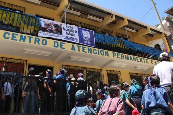 El Centro de Atención Permanente fue inaugurado. Contará con servicios básicos de salud, nutrición y atención de partos. (Foto Prensa Libre: Ángel Julajuj)<br _mce_bogus="1"/>