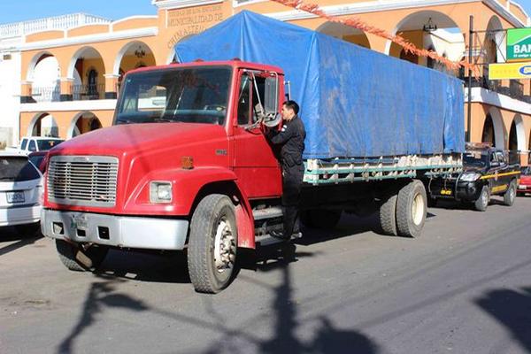 Camión que fue robado en Esquipulas, Chiquimula y que fue recuperado en Chimaltenango. (Foto Prensa Libre: José Rosales)<br _mce_bogus="1"/>