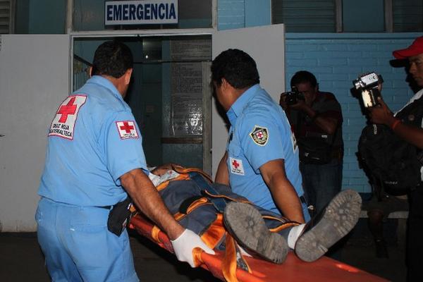 Socorristas trasladan a uno de los heridos al Hospital Regional de Coatepeque. (Foto Prensa Libre: Alexánder Coyoy)<br _mce_bogus="1"/>