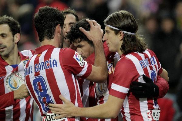 Los jugadores del Atlético de Madrid festejan efusivamente la victoria contra el Valencia. (Foto Prensa Libre: AP)