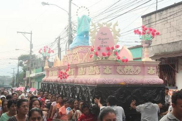 <em></em>La procesión de la virgen de Concepción recorrió las calles de Escuintla. (Foto Prensa Libre: Melvin Sandoval)<br _mce_bogus="1"/>