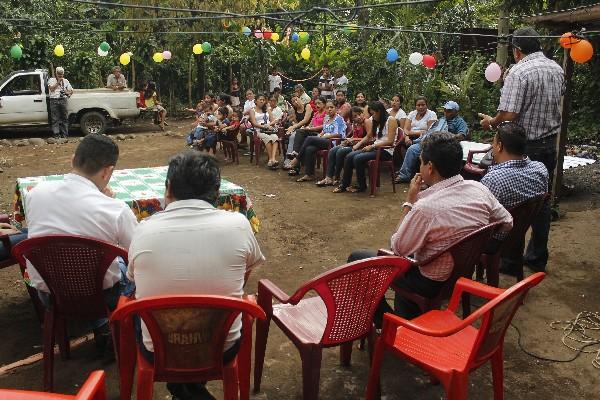 Vecinos participan   en  inauguración del  sistema  de alcantarillado,  en Montecristo, Mazatenango.