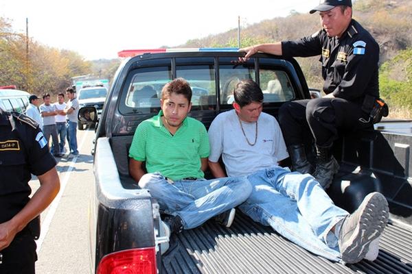 Los presuntos secuestradores detenidos son Wellinton Iván Marroquín Torres y Jorge Alexánder  Rosales Coz a quienes se les incautó armas de fuego. (Foto Prensa Libre: Hugo Oliva)