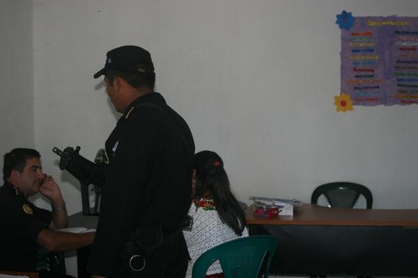 <p style="text-align: left;" _mce_style="text-align: left;">Un investigador de la Policía habla con las empleadas que resultaron afectadas por el robo de sus computadoras, en la oficina de Mifapro en Cobán, Alta Verapaz. (Foto Prensa Libre: Ángel Martín Tax)<br _mce_bogus="1"/></p>